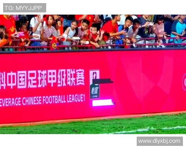 意外的瞬间砸破了足球引发的欢笑与思考